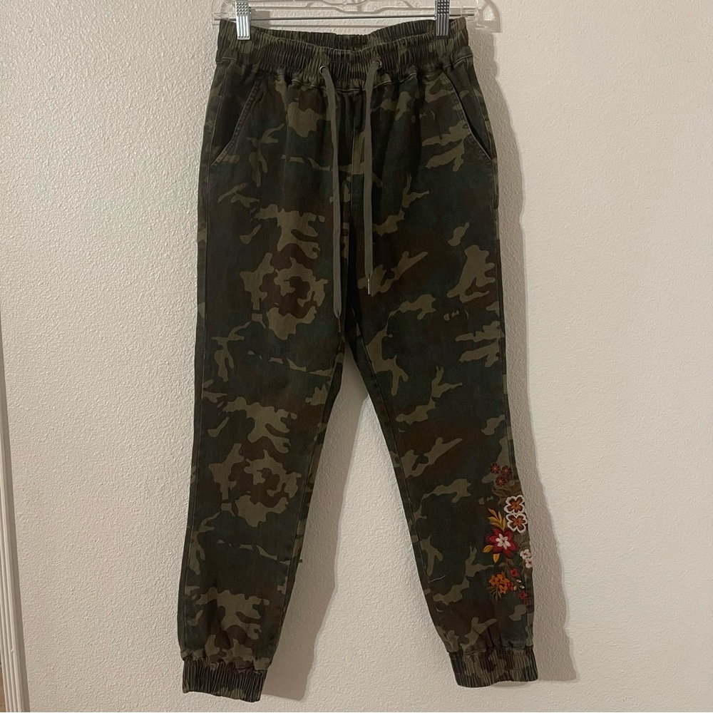 Blue Rain Women’s Camo Pants with Floral Embroidery Size Small